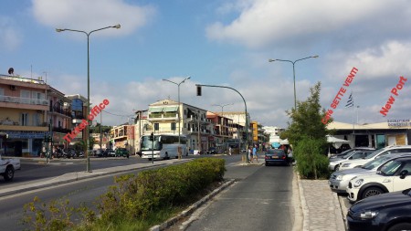 Übersicht der Kreuzung vor dem Hafen. Jeder Taxifahrer kennt den NewPort und lässt sie direkt vor der Türe aussteigen. Das Ticket Büro ist auf der gegenüberliegenden Straßenseite. Die Fähre parkt etwa 40 Meter entfernt vom Eingang zum New Port.